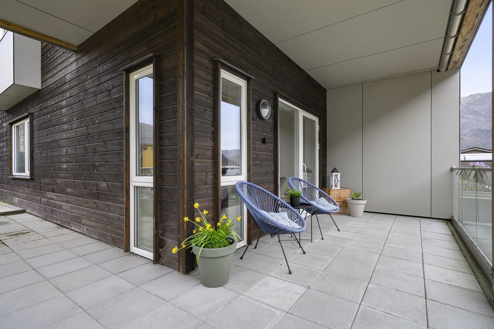 Takoverbygget terrasse på ca 26 kvm med betongheller og glassrekkverk. I tillegg er det 55 kvm treterrasse med en pergola på 9 kvm Galleribilde