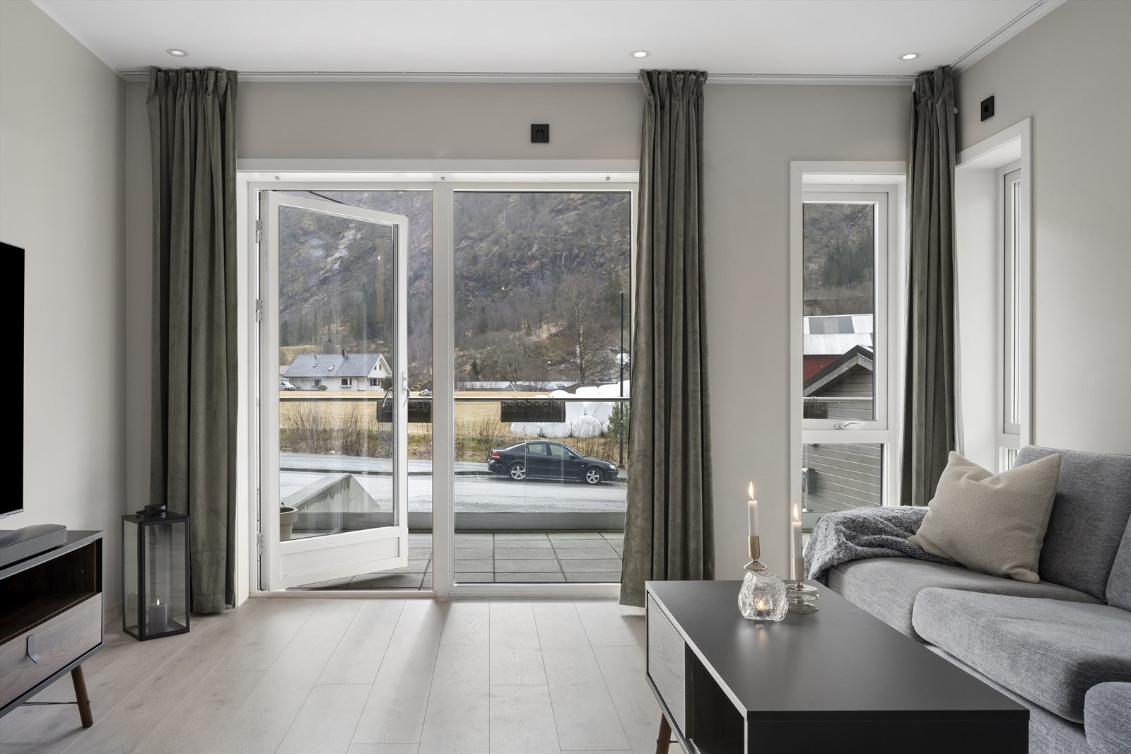 Fra stuen er det dør ut til balkong med takoverbygg og terrasseareal. Galleribilde