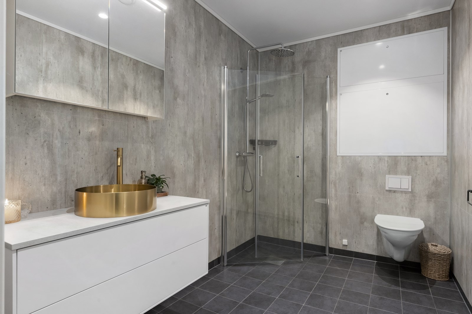Badet er innredet med servant, veggmontert skap med speilfronter, og veggmontert dusj med svingdører. Galleribilde