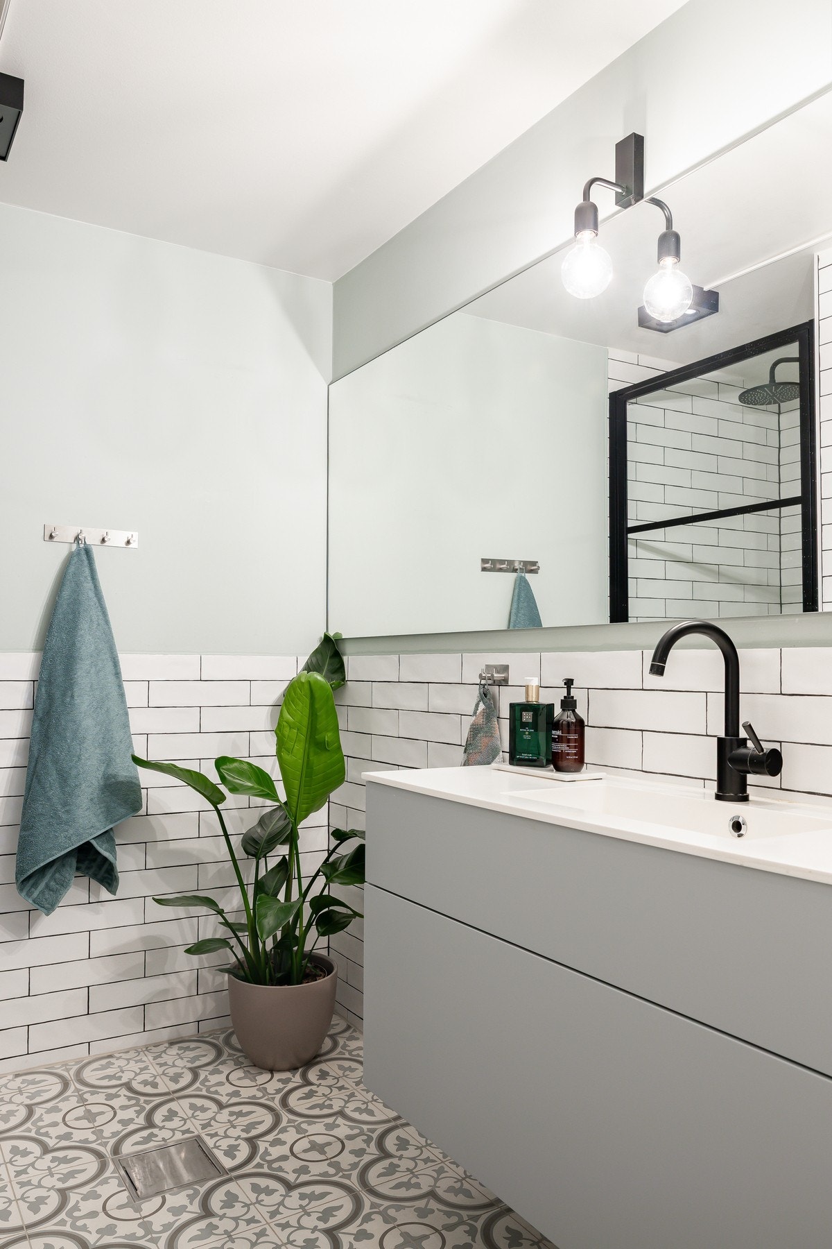 Badet har flislagte overflater og tilsvarende innredning med servant, toalett og dusj. Galleribilde
