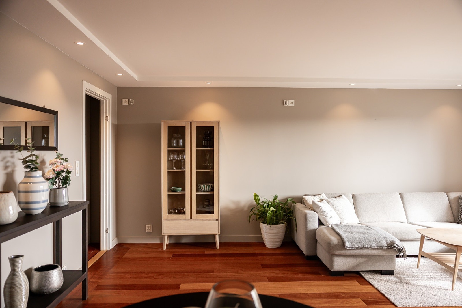 Parkettgulv og lyse vegger gir et tidløst uttrykk, og downlights i himling bidrar til en behagelig belysning. Galleribilde