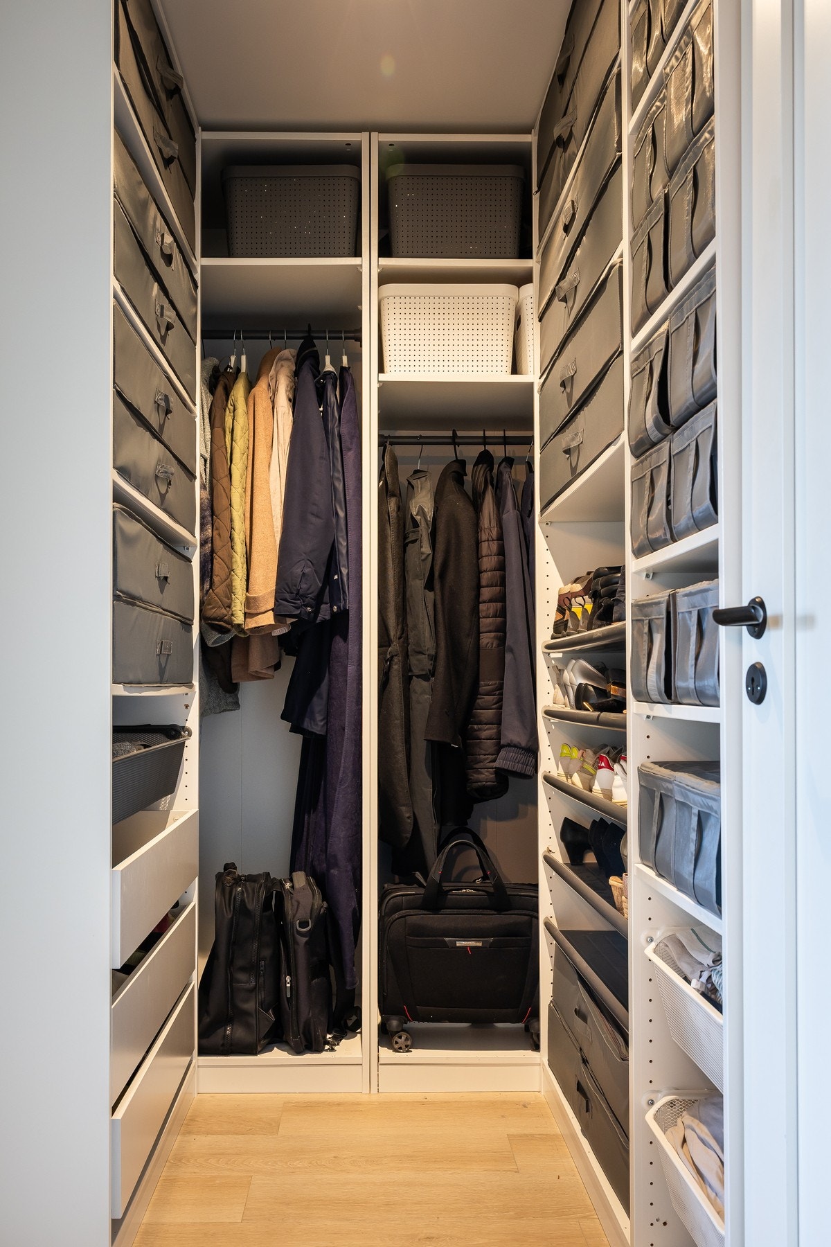 Leiligheten har tre gode soverom, alle med plass til seng og garderobeløsning. Galleribilde