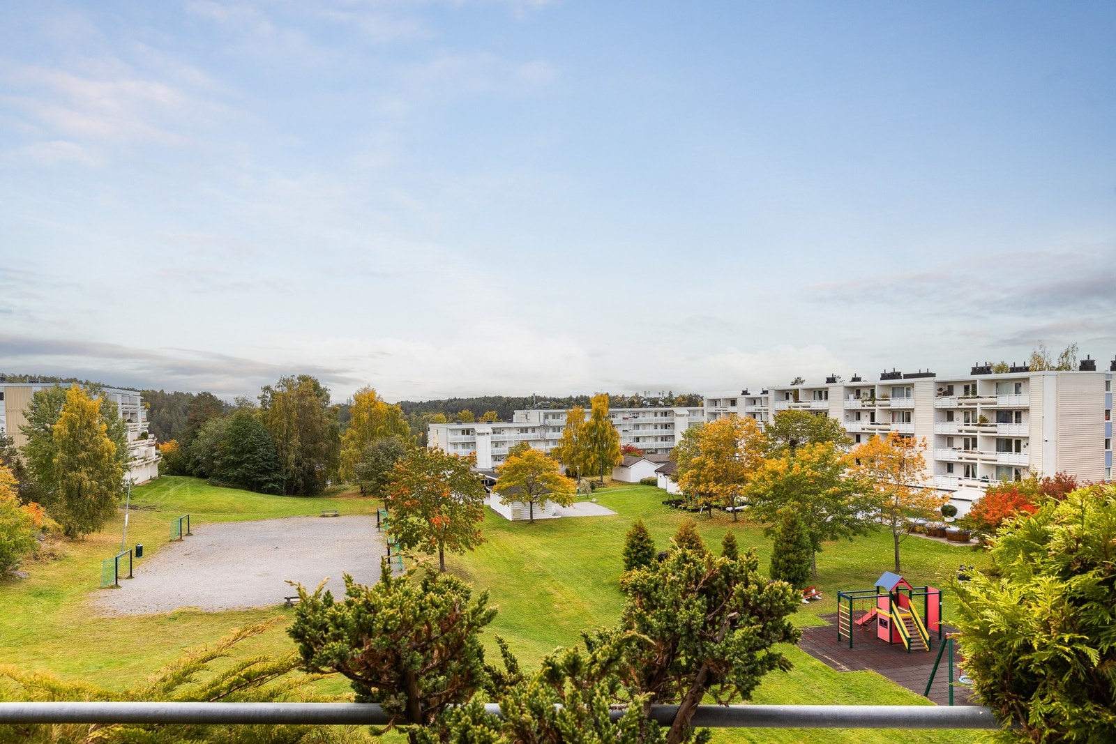 Dette er en lys og gjennomgående 4-roms selveierleilighet beliggende i 4. etasje. Galleribilde