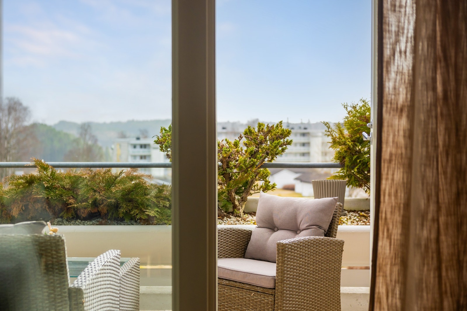 Fra stuen er det utgang til terrasse med plass til sittegruppe - et hyggelig uterom med gode solforhold og utsikt over nærområdet. Galleribilde
