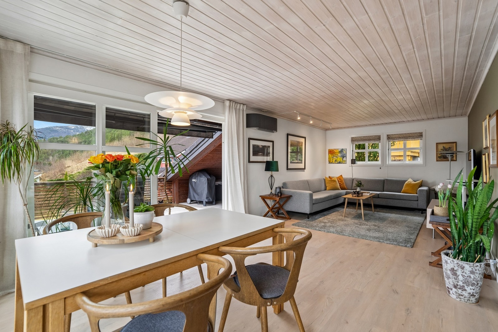 Spisestue og stue. Galleribilde