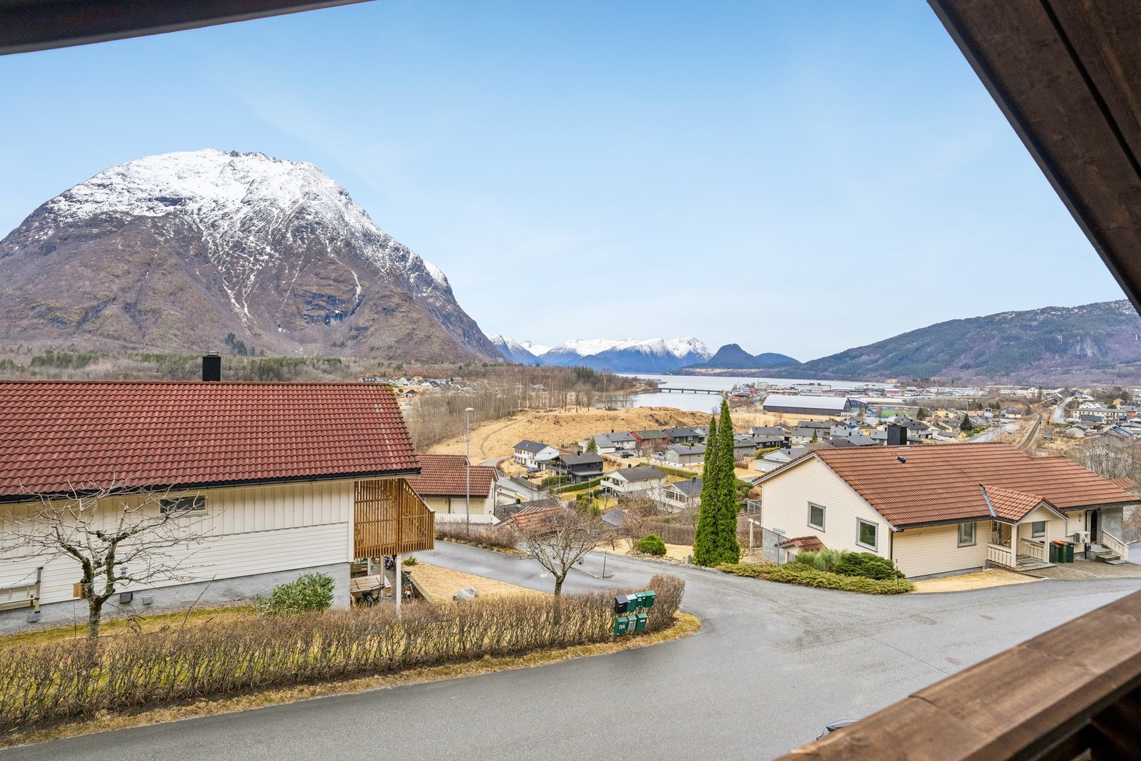 Eiendommen ligger i et attraktivt boligområde og har flott utsikt. Galleribilde