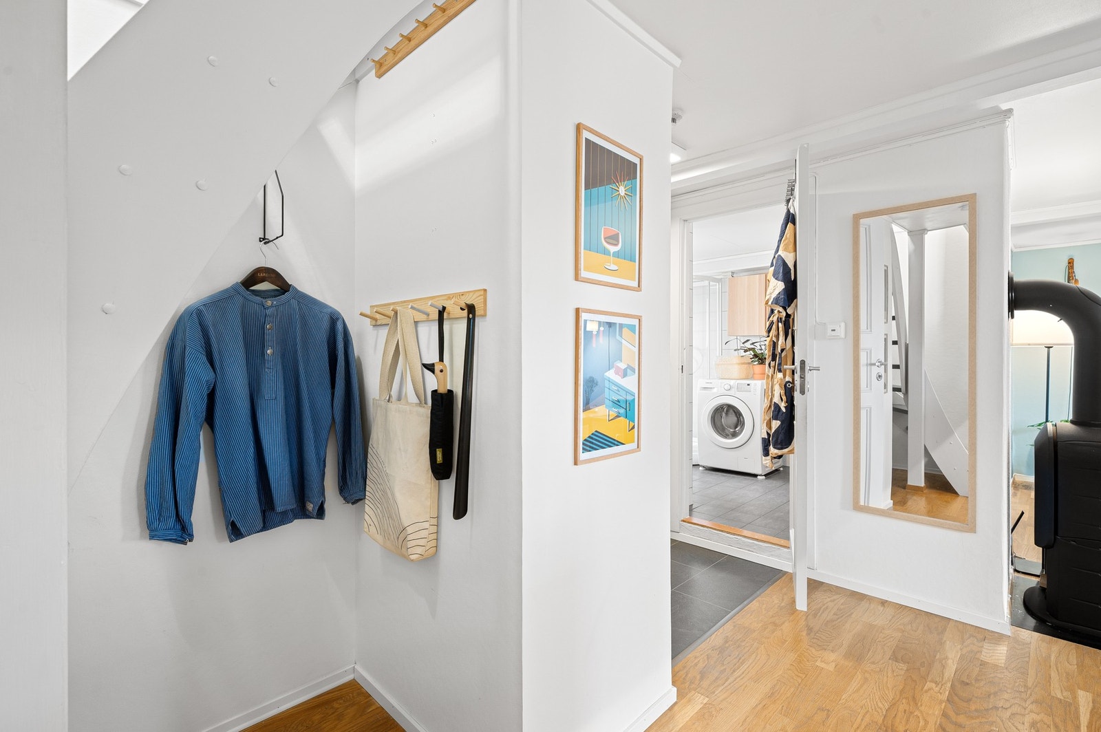 Lys gang med gode opphengsmuligheter og enkel adkomst til boligens øvrige rom. Galleribilde