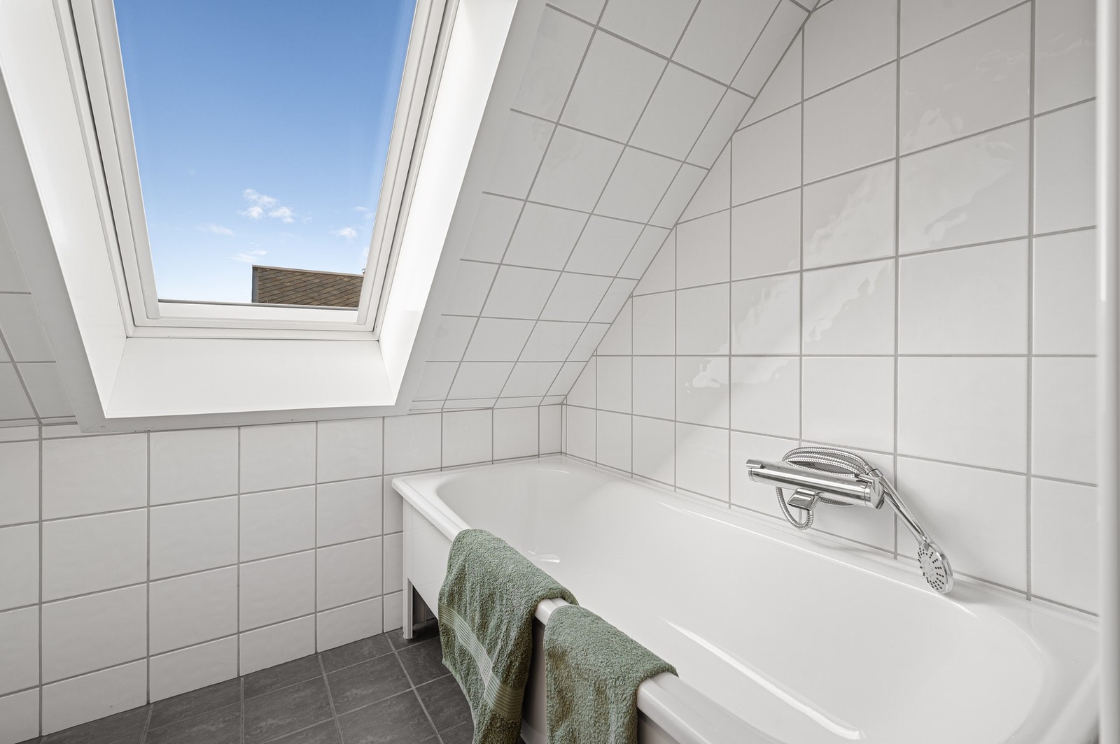 Egen sone for badekar som gir en rolig og privat atmosfære - ideelt for avslapning i hverdagen. Galleribilde