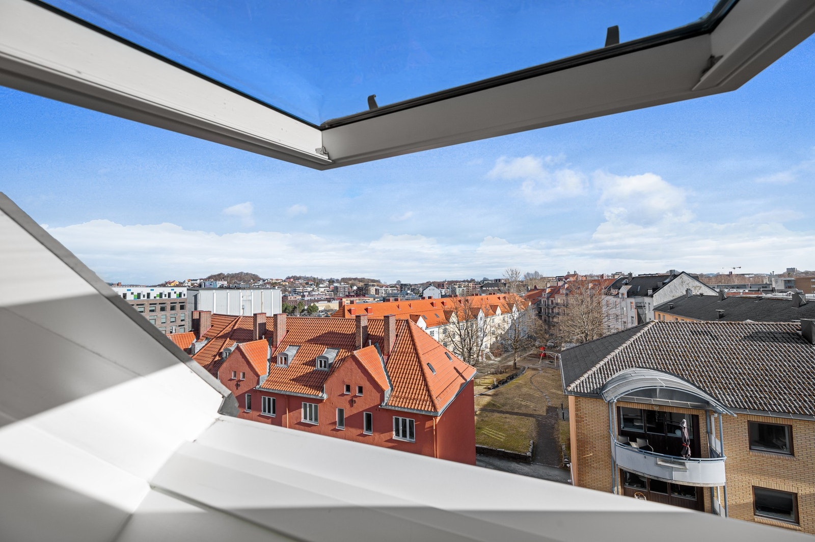 Takvindu med utsyn over nærområdet - gir en lys og luftig romfølelse. Galleribilde