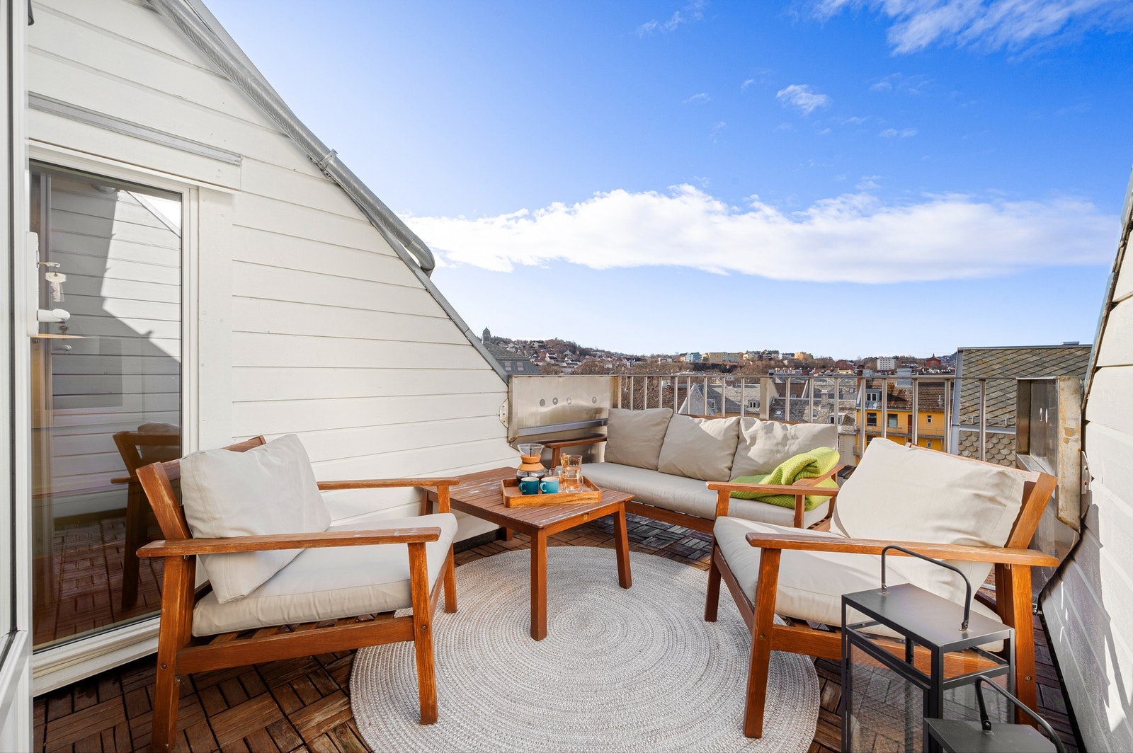 Innbydende balkong med god plass til utemøbler, ideell som en ekstra oppholdsplass i sommerhalvåret. Galleribilde