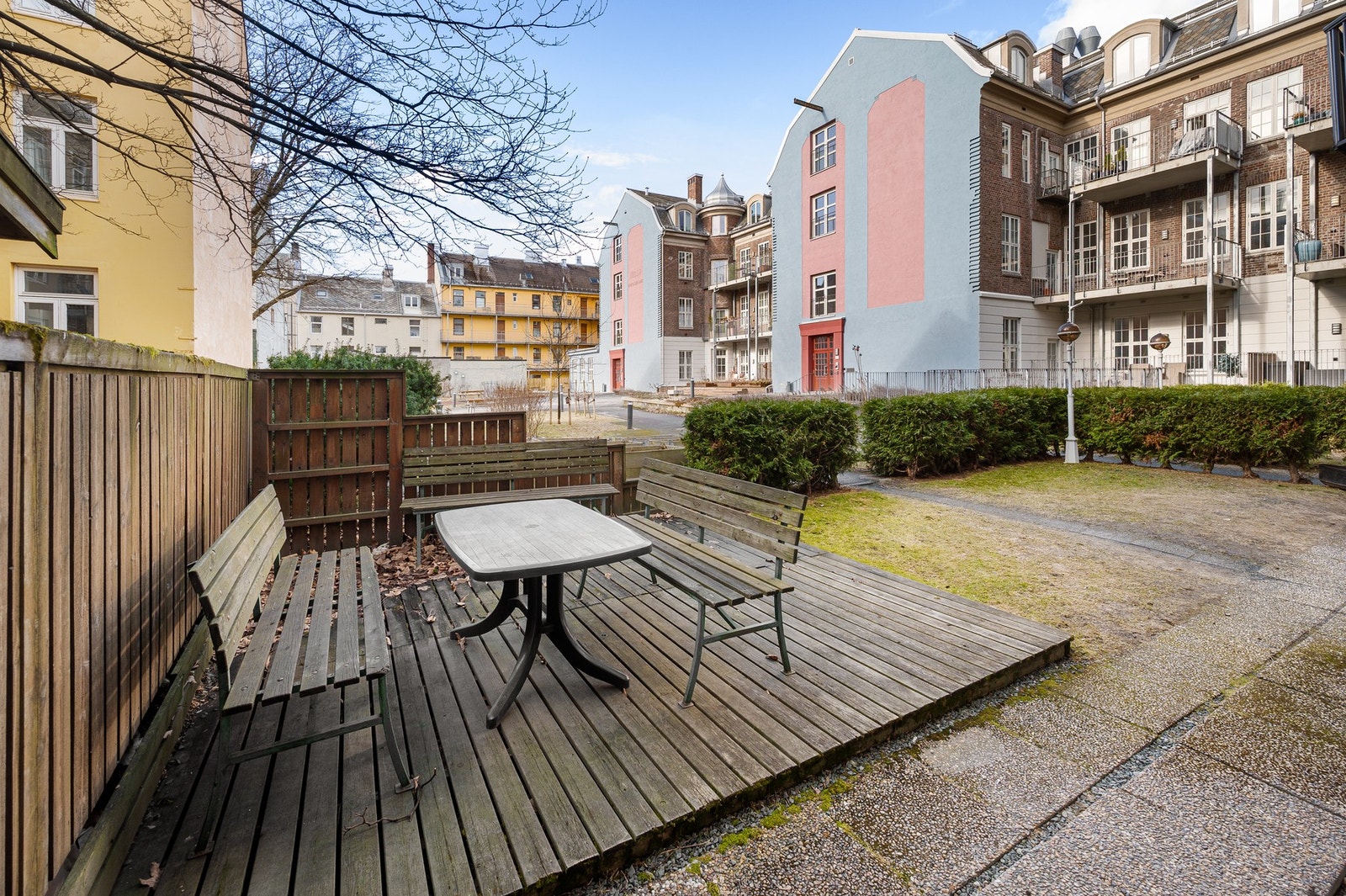 Hyggelig felles uteplass med sittegrupper - perfekt for sosiale sammenkomster og rolige stunder. Galleribilde