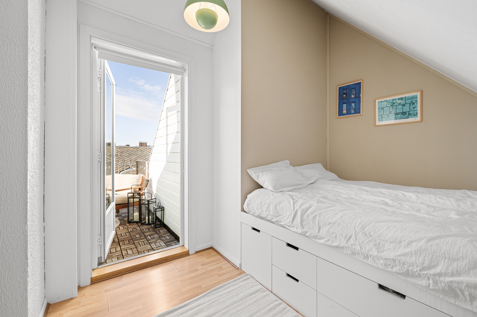 Direkte utgang til balkong - en attraktiv løsning som gir ekstra romfølelse. Galleribilde