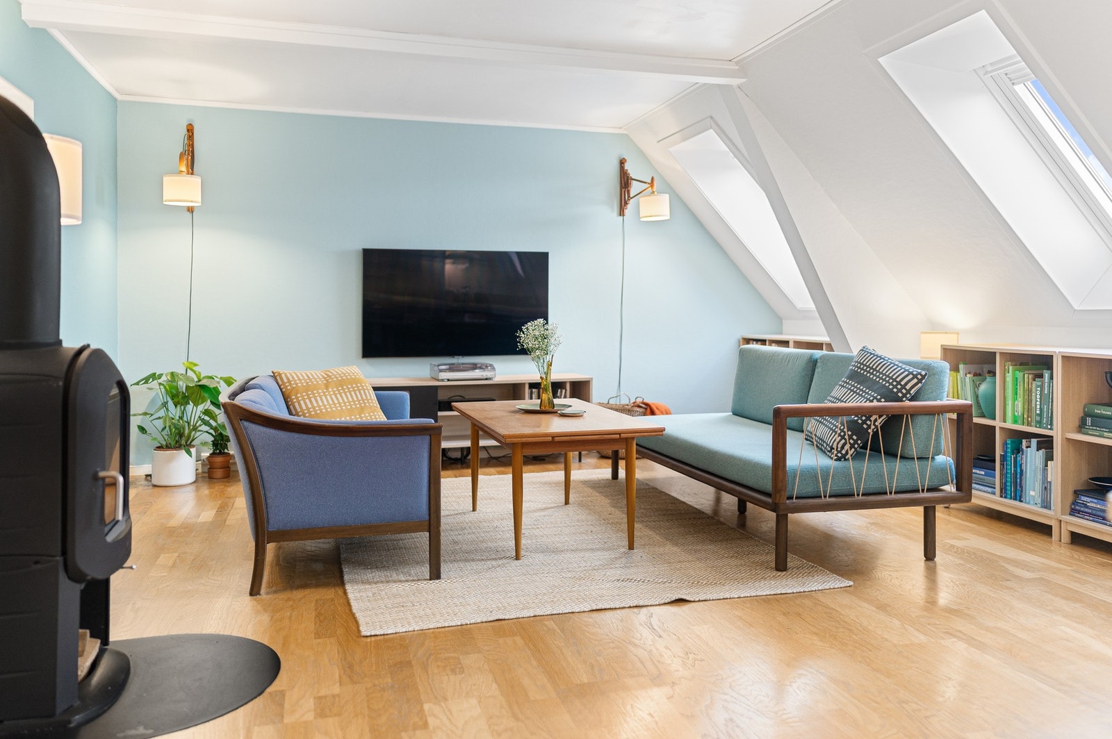 Rikelig med naturlig lysinnslipp. Boligens elektriske anlegg ble oppgradert i 2025. Galleribilde