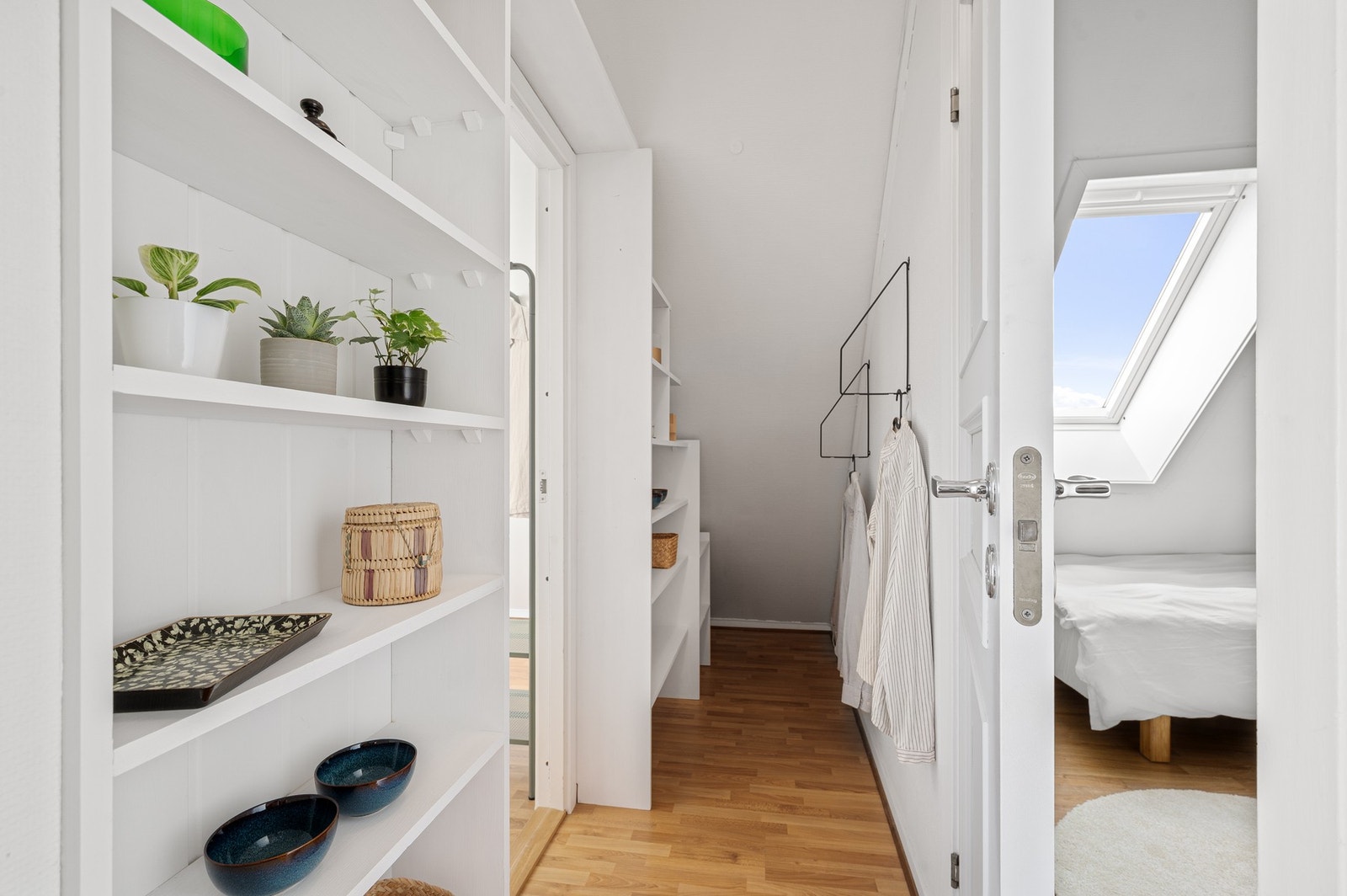 Praktisk gang med hyller som gir gode oppbevaringsmuligheter og en ryddig løsning. Galleribilde