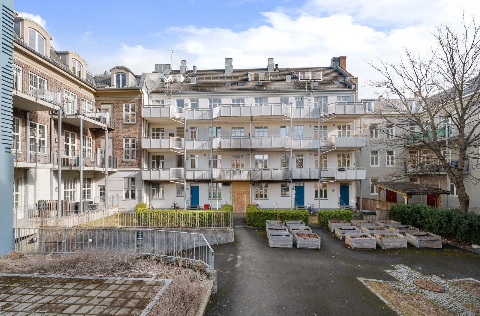 Rolig og skjermet bakgård med felles utearealer. Galleribilde