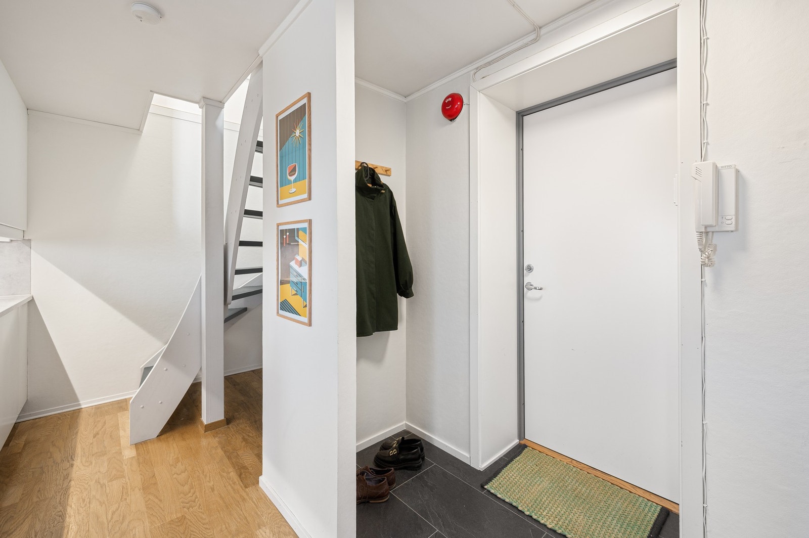 Effektiv entréløsning med plass til oppbevaring og enkel tilgang til trapp videre opp i boligen. Galleribilde