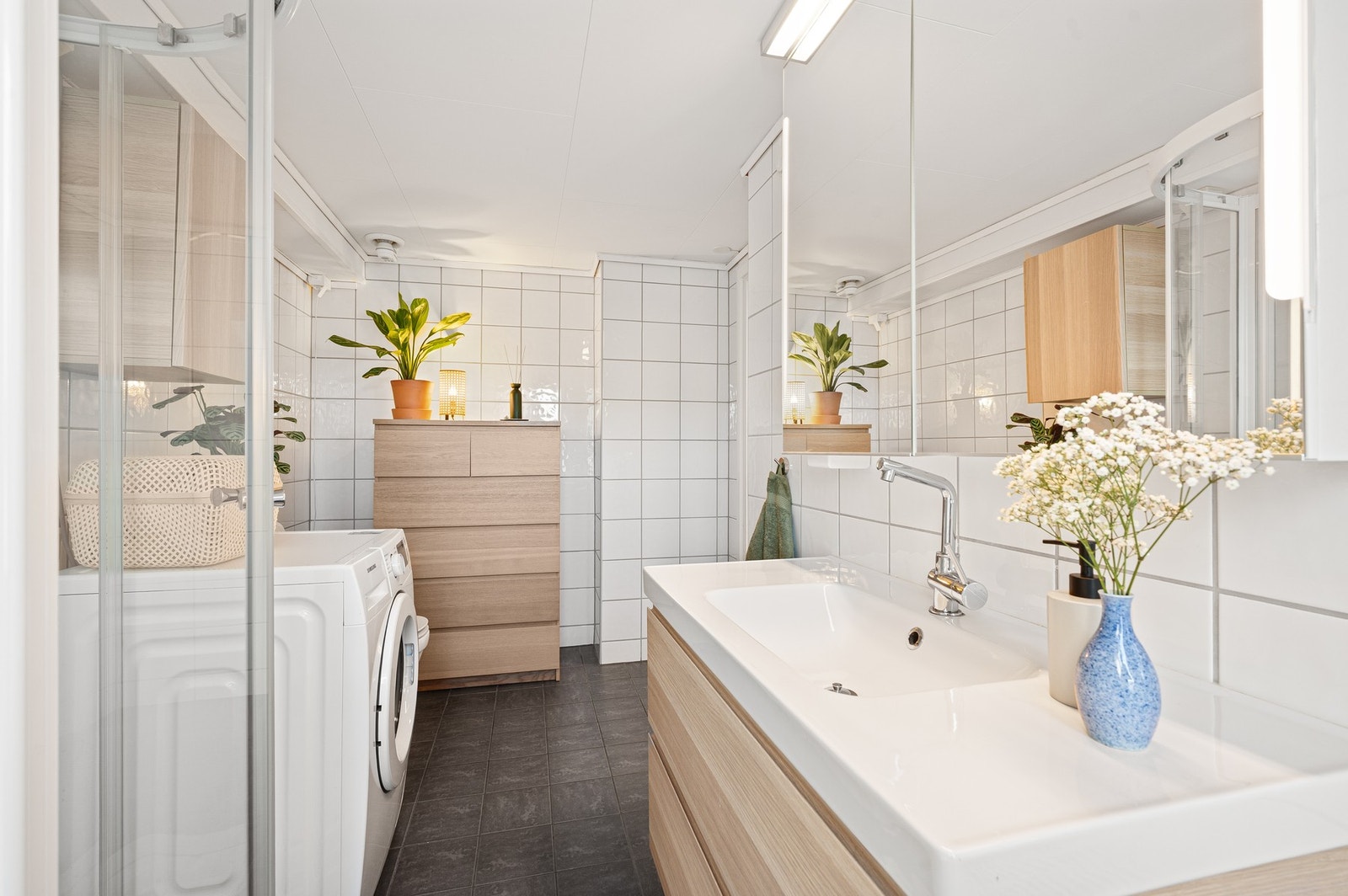 Praktisk bad med god oppbevaringsplass og romslig innredning som gir en ryddig og funksjonell hverdag. Galleribilde