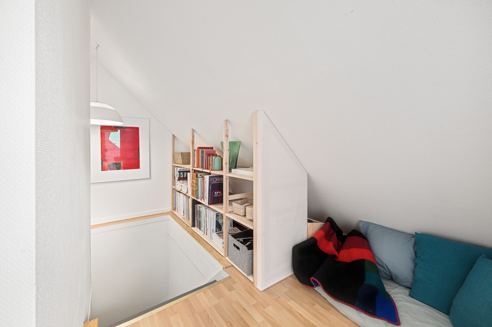 Utnyttet areal ved trappeløpet med plass til oppbevaring. Galleribilde