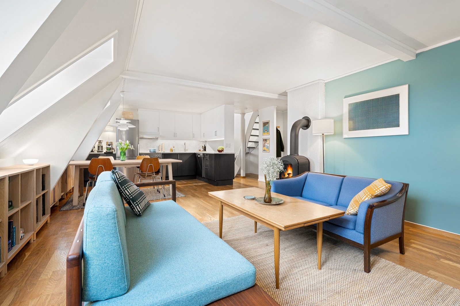 Romslig stue i åpen forbindelse med kjøkken og spiseplass, noe som gir en praktisk og moderne planløsning. Galleribilde