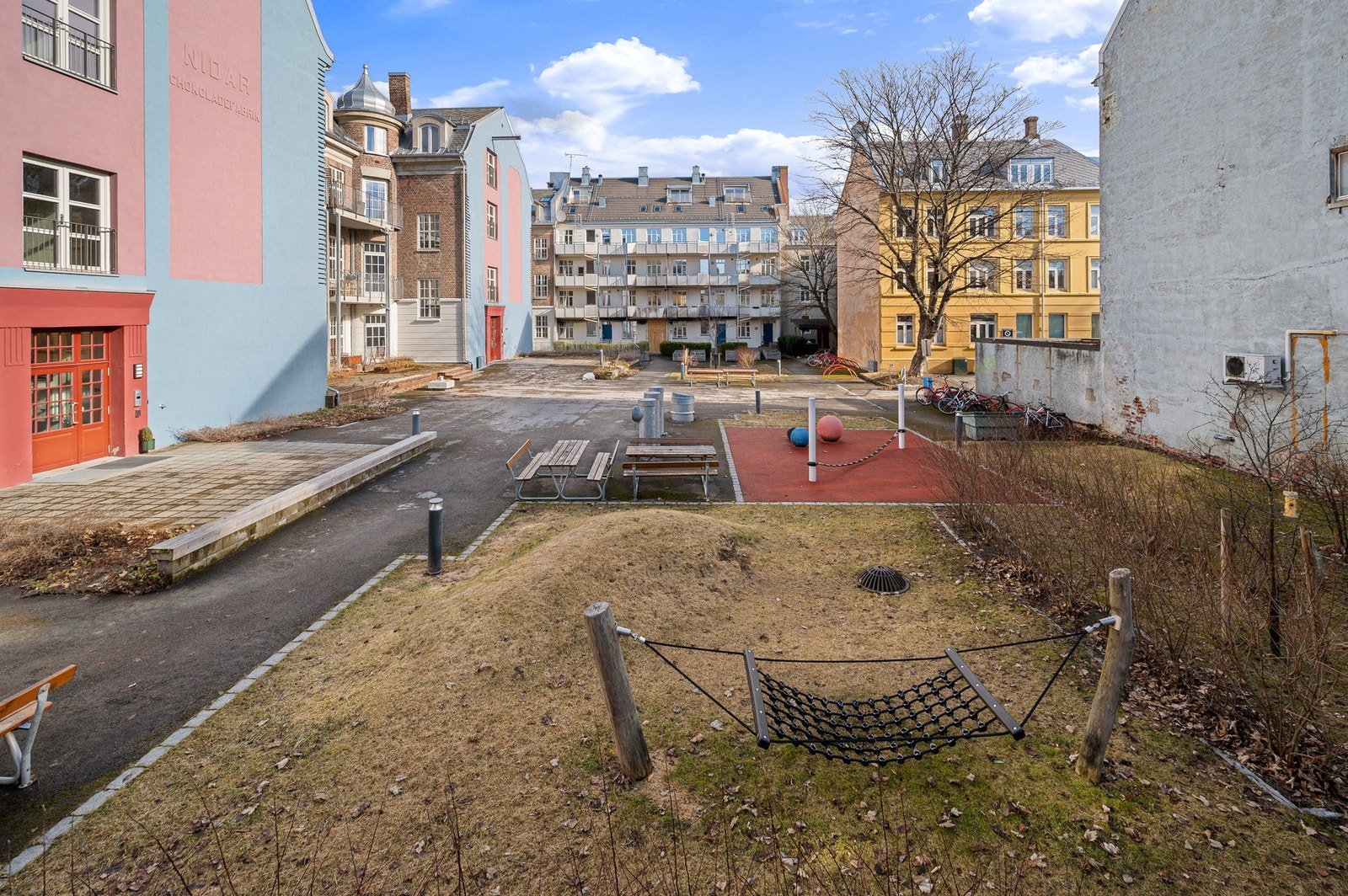Felles bakgård med sitteplasser og lekearealer - et sosialt og barnevennlig uteområde. Galleribilde