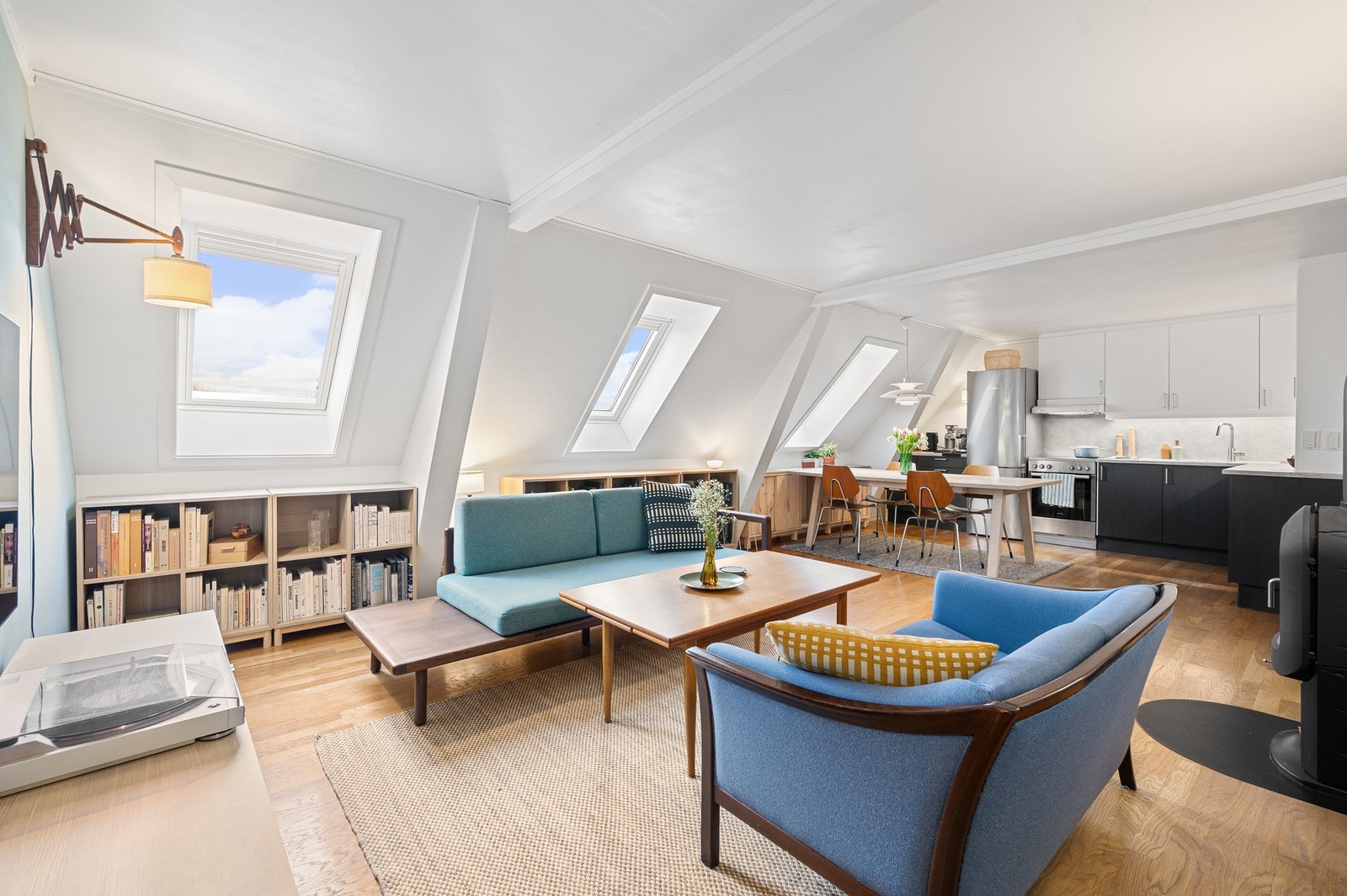 EiendomsMegler1 v/Peder Bjørnstad har gleden av og presentere denne toppleiligheten i Mellomveien 18 C. Galleribilde