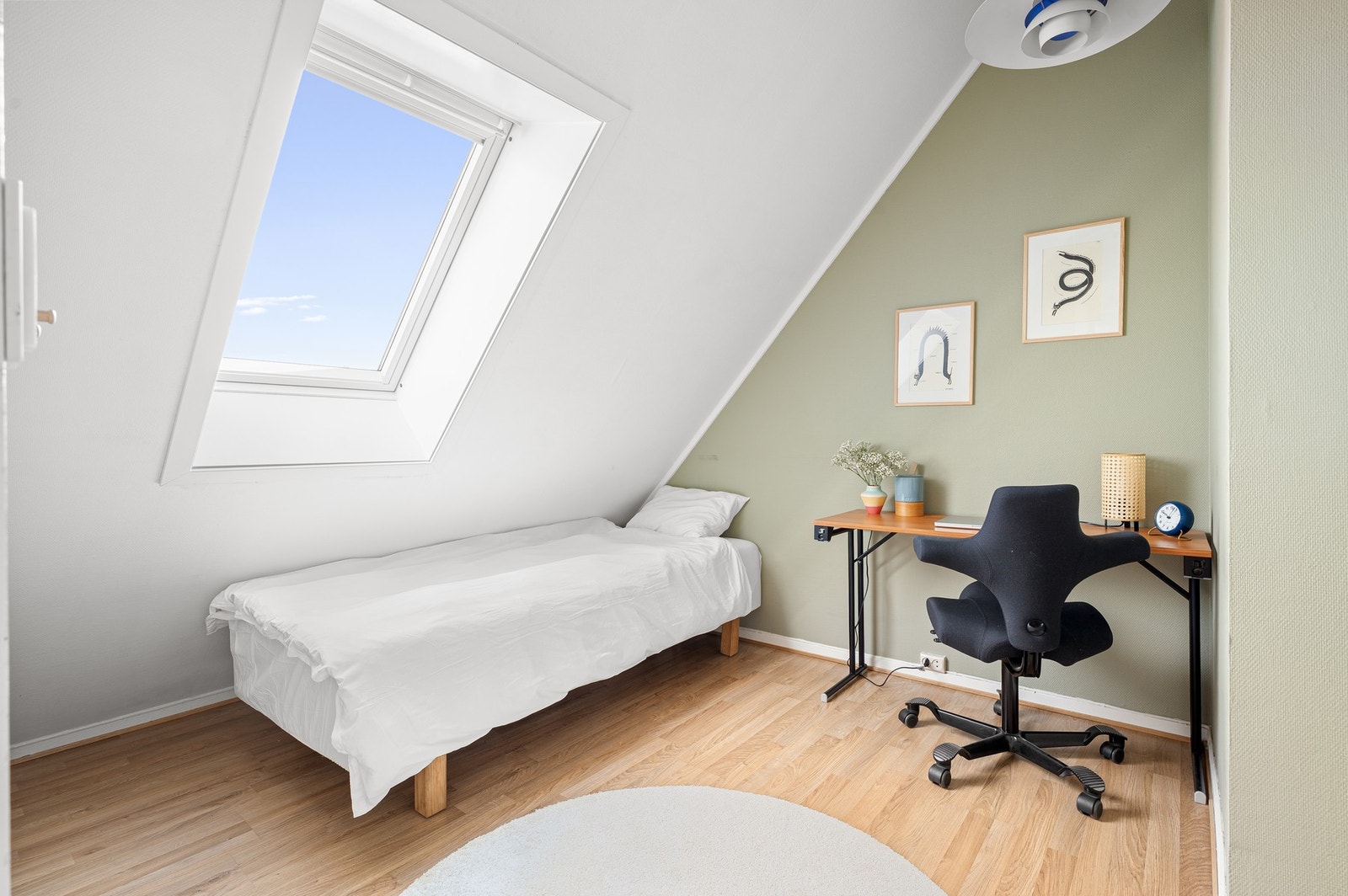 Lyst rom med takvindu som gir godt naturlig lys - god plass til både seng og arbeidspult. Galleribilde