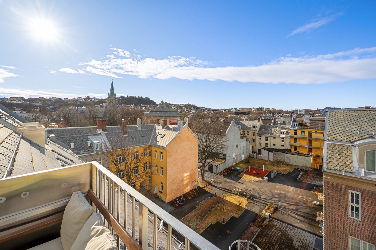 Boligen går over to plan og er på hele 71 m² BRA. Boligen har også en fantastisk solrik balkong med fri utsikt. Galleribilde