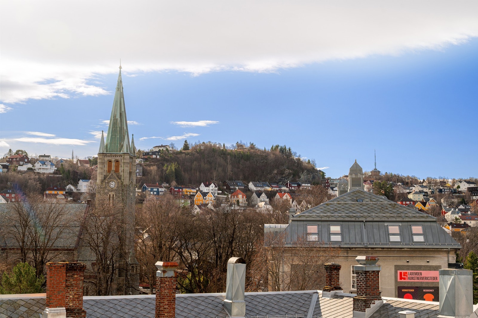 Flott utsikt mot nærområdet med ikonisk kirkespir med vakre detaljer. Galleribilde