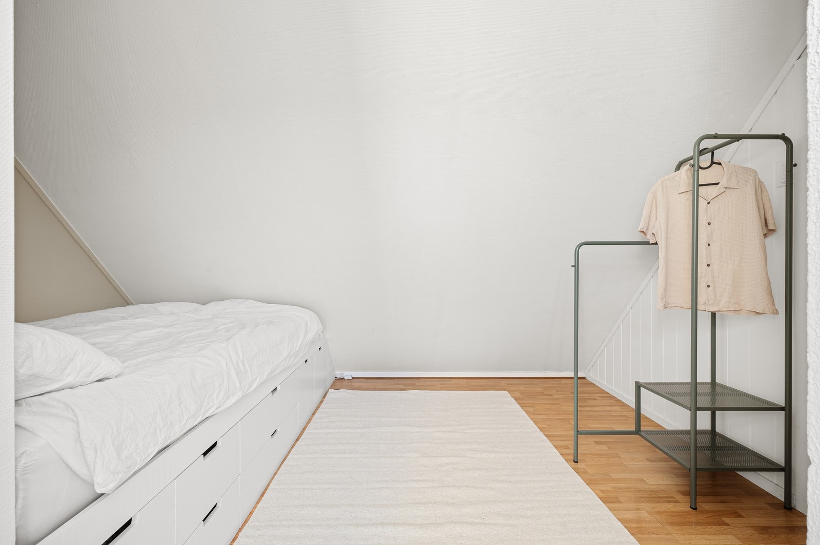 Romslig disponibelt rom på 7,5 kvm. Rommet har en plassbygd løsning med svært gode lagringsmuligheter. Galleribilde