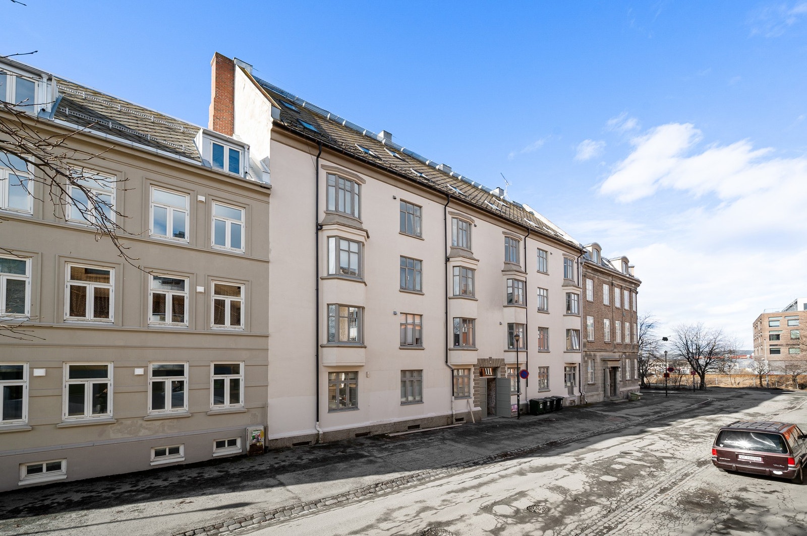 Eiendommen ligger i en rolig gate med klassisk bebyggelse og hyggelige omgivelser. Galleribilde