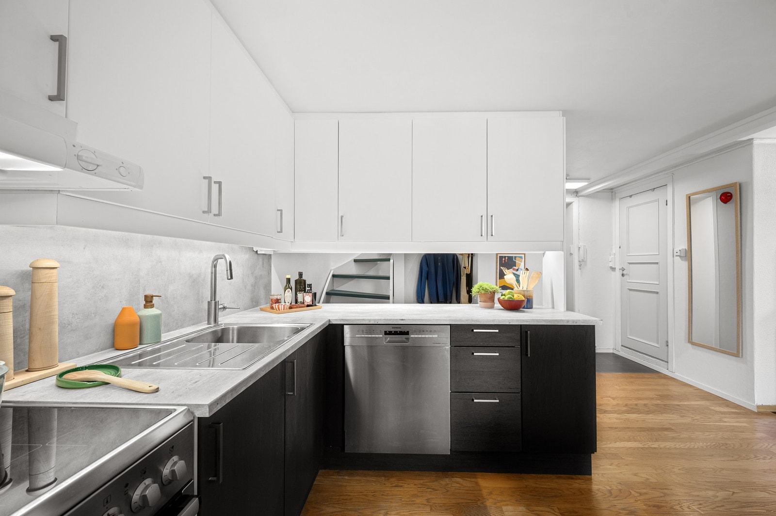 Kjøkkenet har innredning med glatte fronter. Benkeplaten er av laminat. Galleribilde