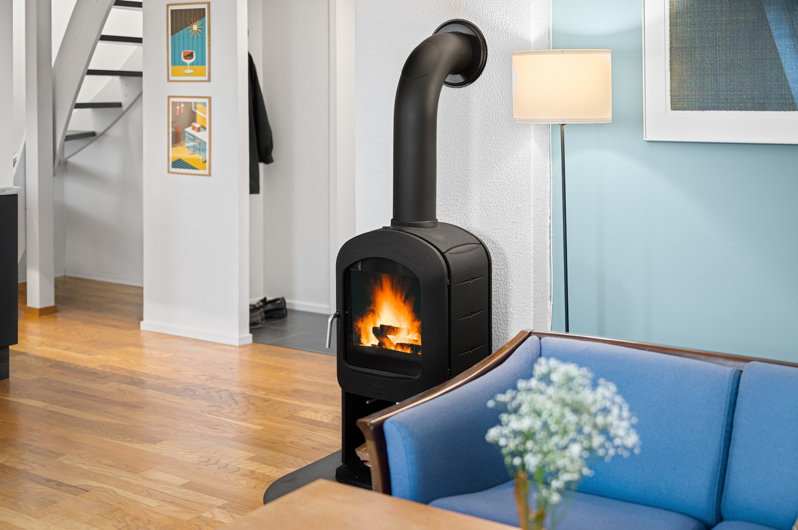 Stemningsfull vedovn som gir både varme og ekstra sjarm til boligen. Galleribilde