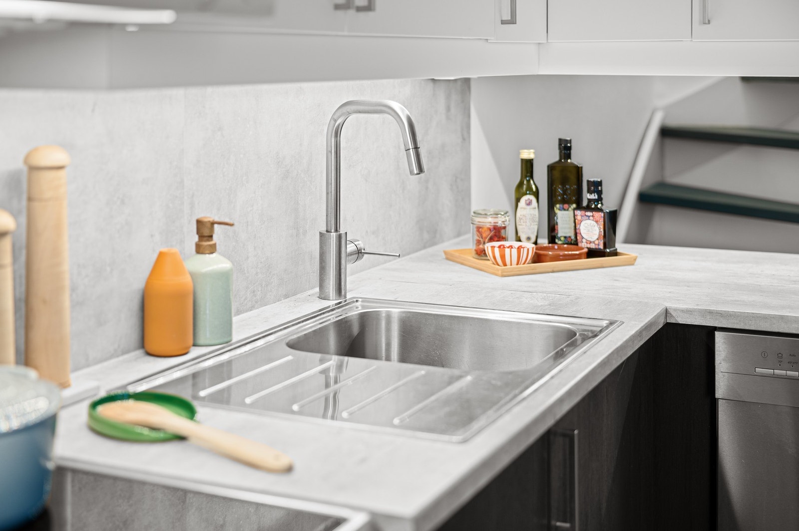 Delikat kjøkken med nedfelt oppvaskkum og moderne armatur som gir et stilrent og gjennomført uttrykk. Galleribilde