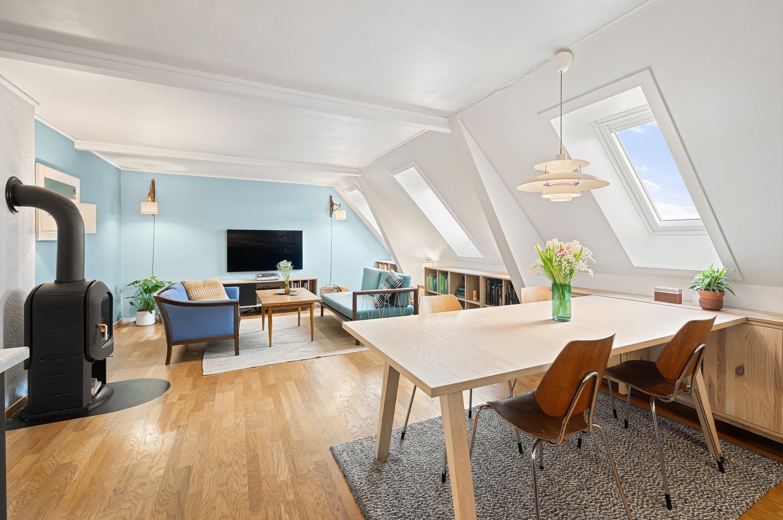 Boligen har en funksjonell planløsning med naturlig inndeling mellom spiseplass og stue. Her ligger alt til rette for en sosial og praktisk hverdag. Galleribilde