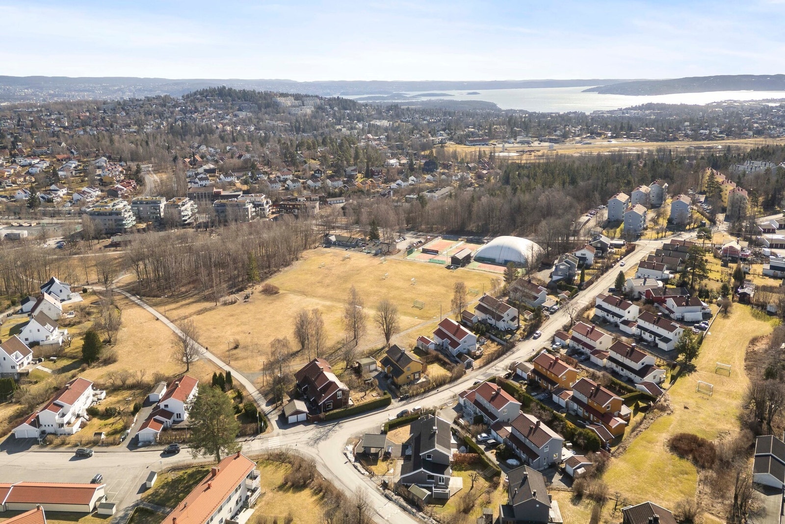 Boligen ligger i et attraktivt og veletablert boligområde på Eiksmarka - et av Bærums mest etterspurte områder. Galleribilde