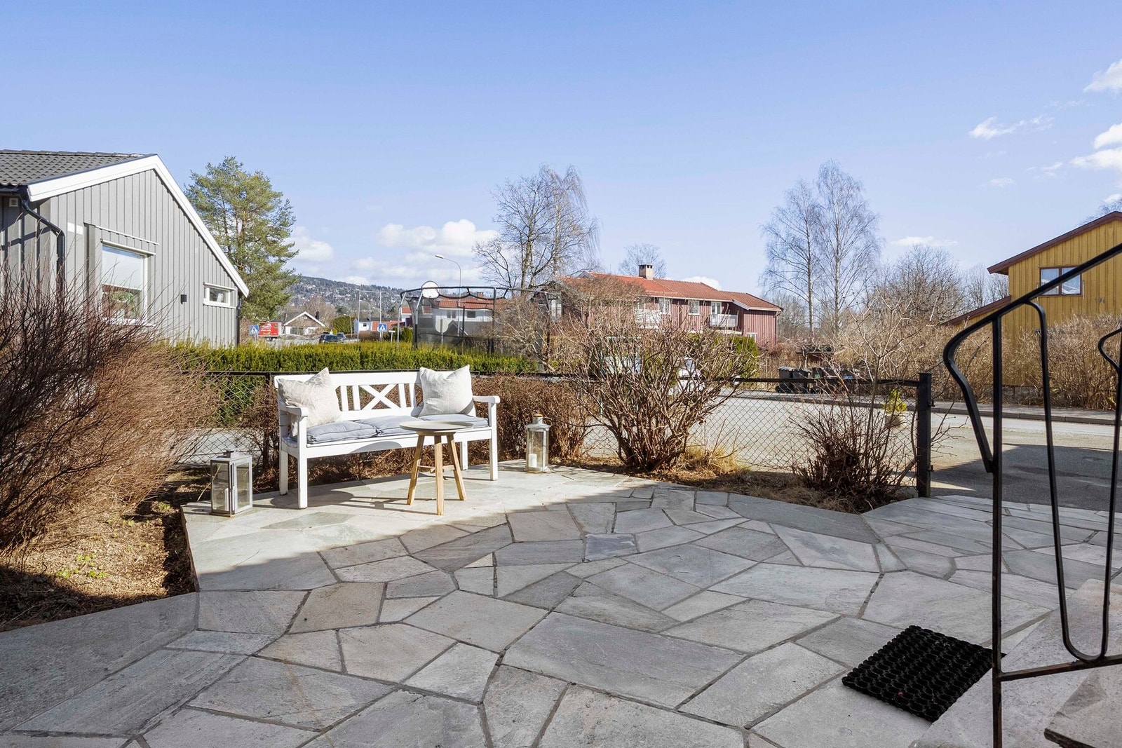 Adkomst gjøres via et pent inngangsparti belagt med naturskifer og har plass til en sittegruppe og dekor. Galleribilde