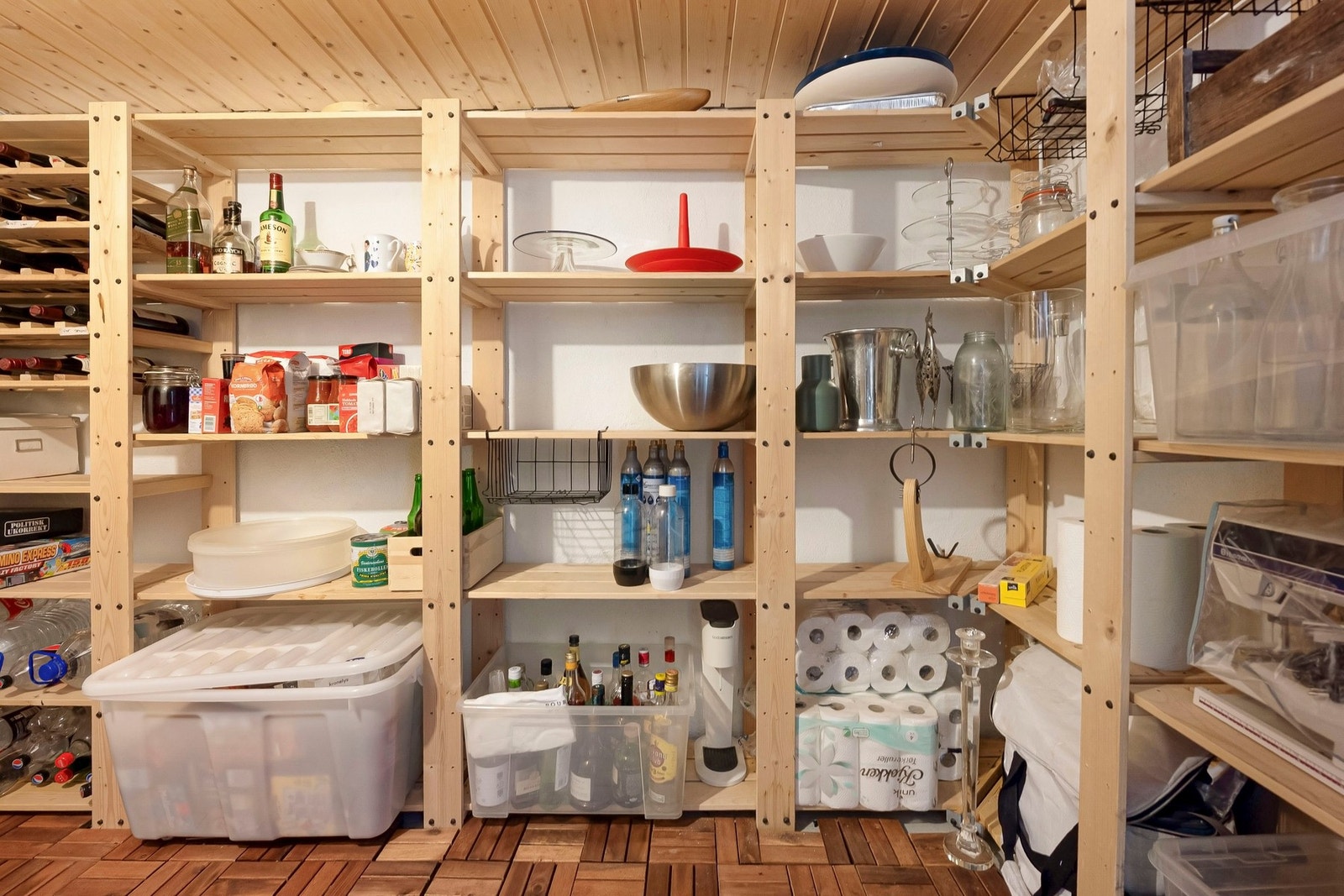 Fra kjellerstuen er det inngang til en innvendig bod som byr på ekstra lagringsplass. Galleribilde