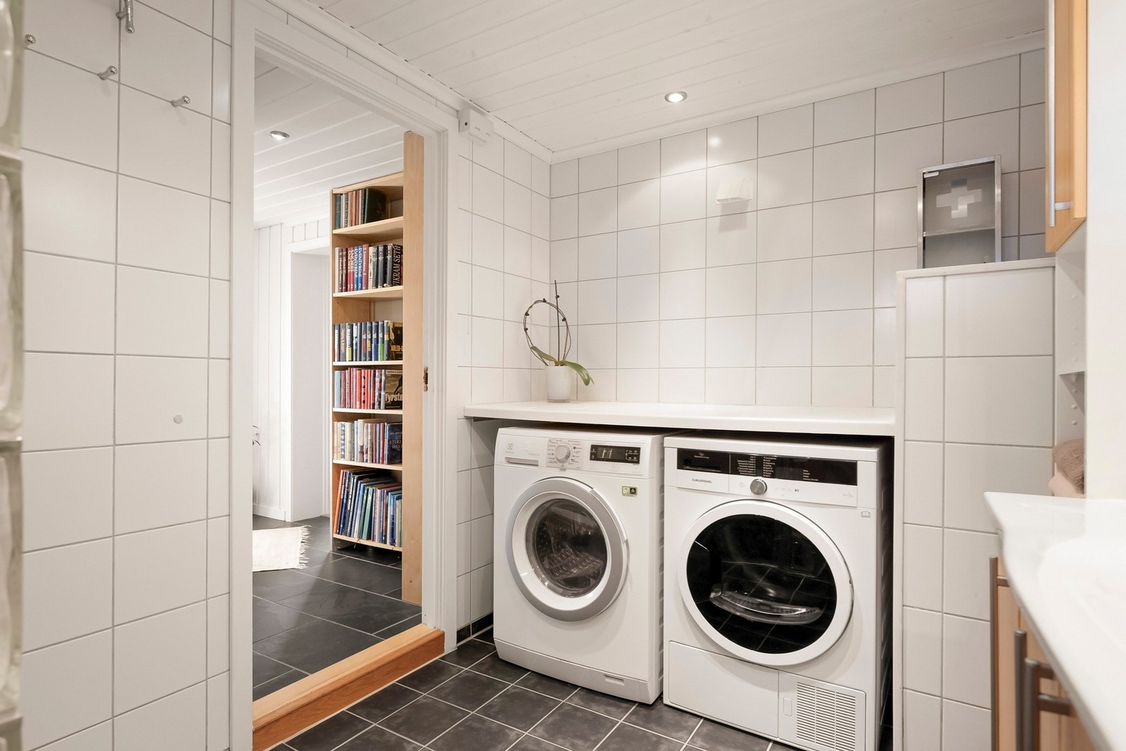 Badet har opplegg for vaskemaskin/tørketrommel, belysning med downlights og behagelig gulvvarme. Galleribilde