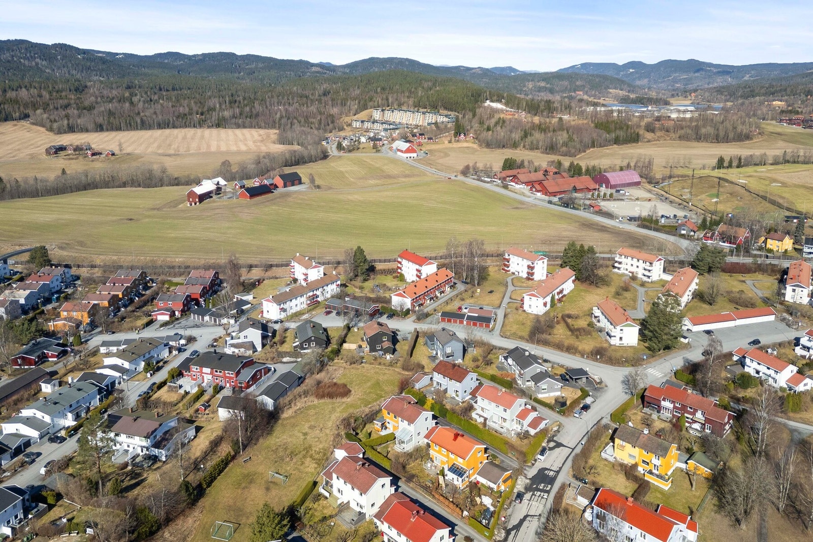 Området er kjent for sitt rolige og familievennlige bomiljø, grønne omgivelser og gode oppvekstvilkår. Galleribilde