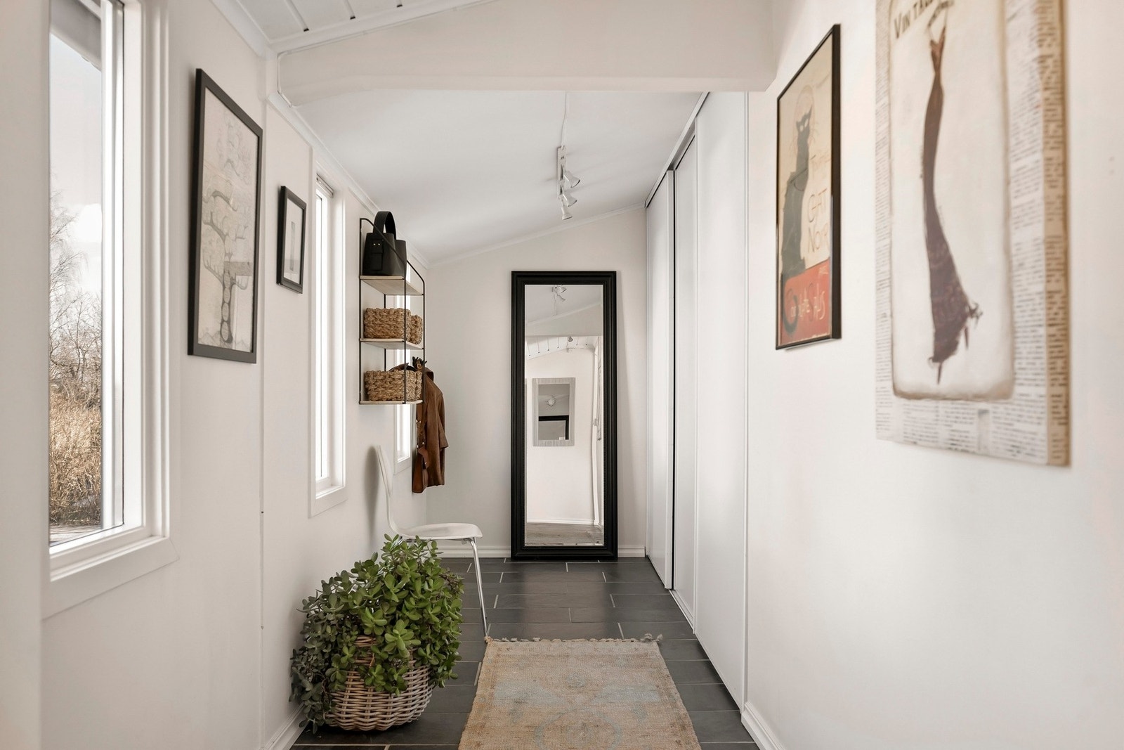 Velkommen inn! Det første som møter deg er en lys og romslig entré som gir et godt førsteinntrykk av boligen. Galleribilde