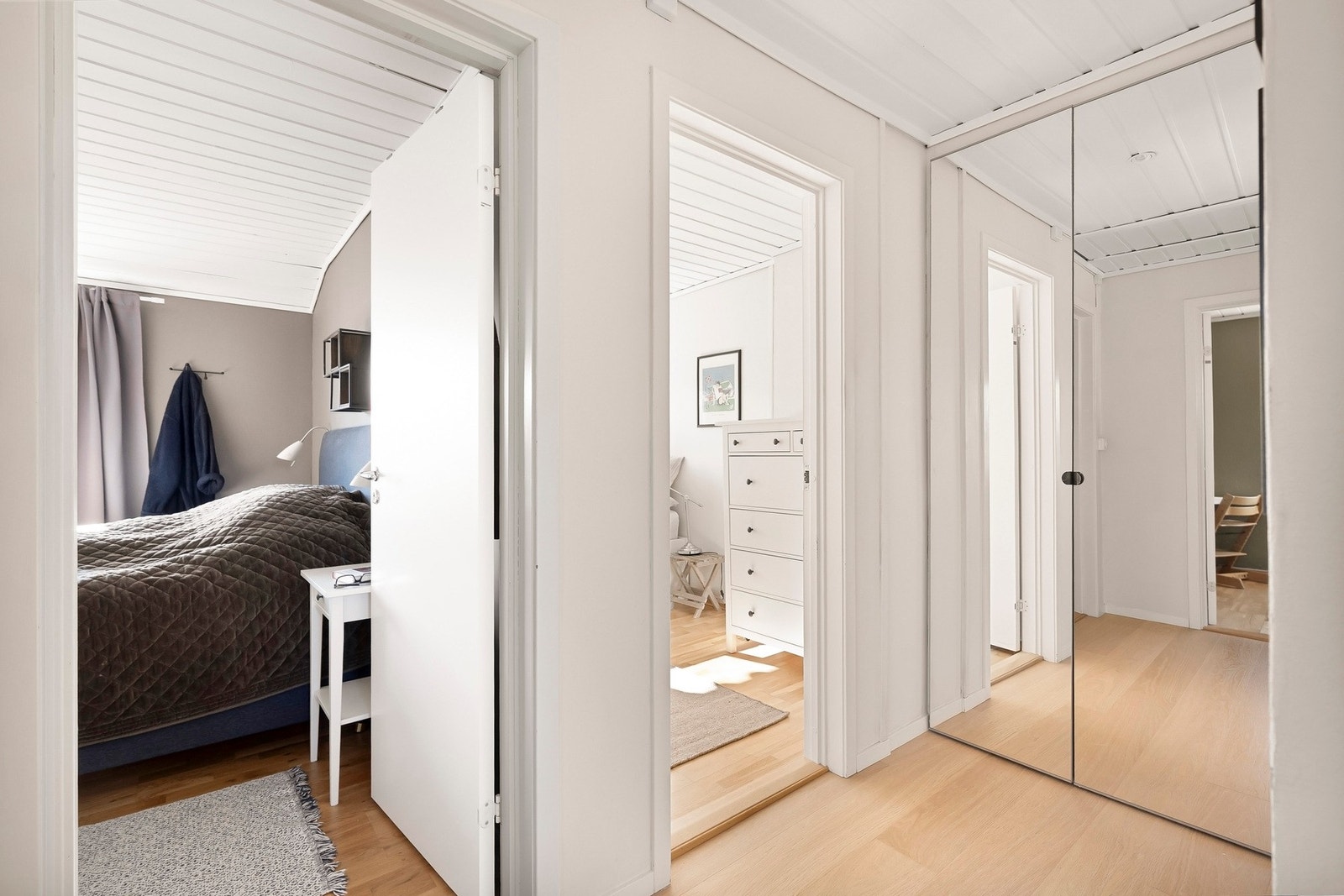 Boligen har tre fine soverom i andre etasje med tilkomst fra gangen. Galleribilde
