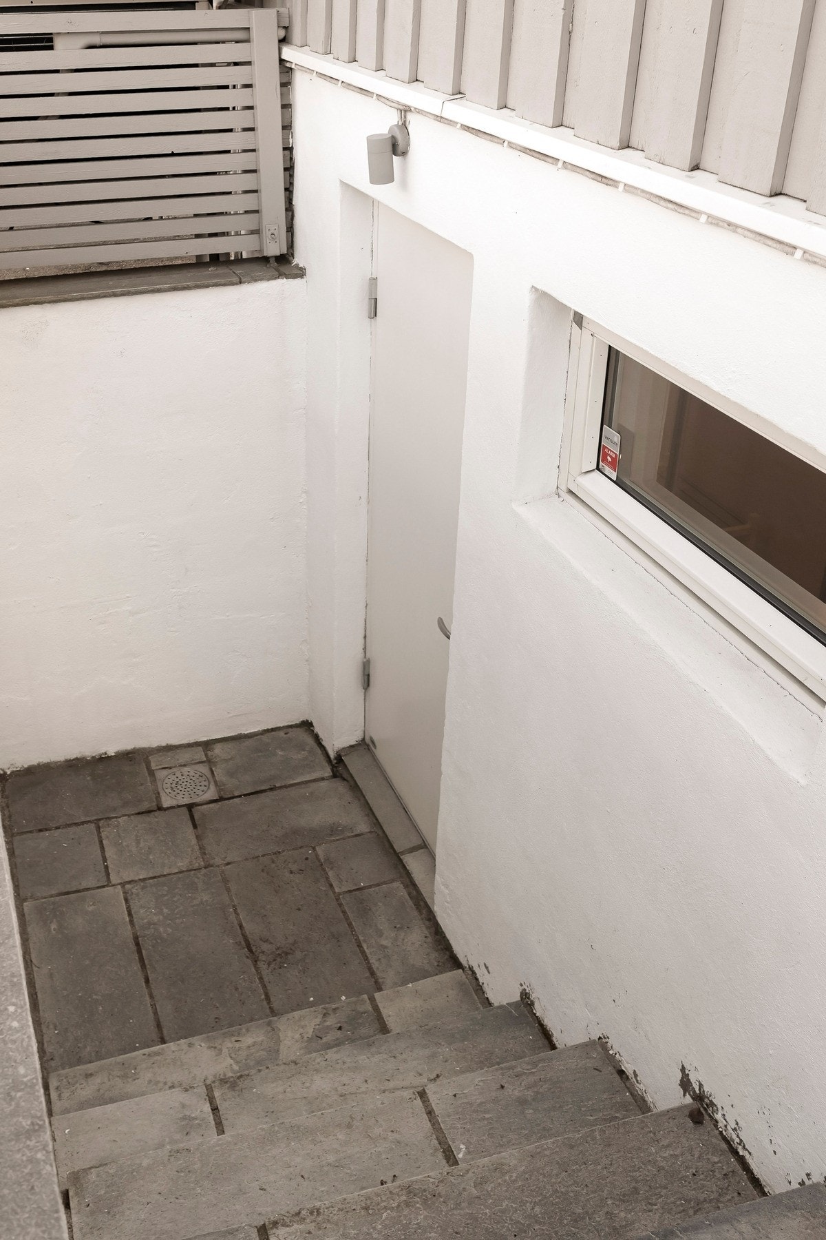Kjelleretasjen har egen entré og inngangsparti via en steinbelagt trapp med varmekabler. Galleribilde