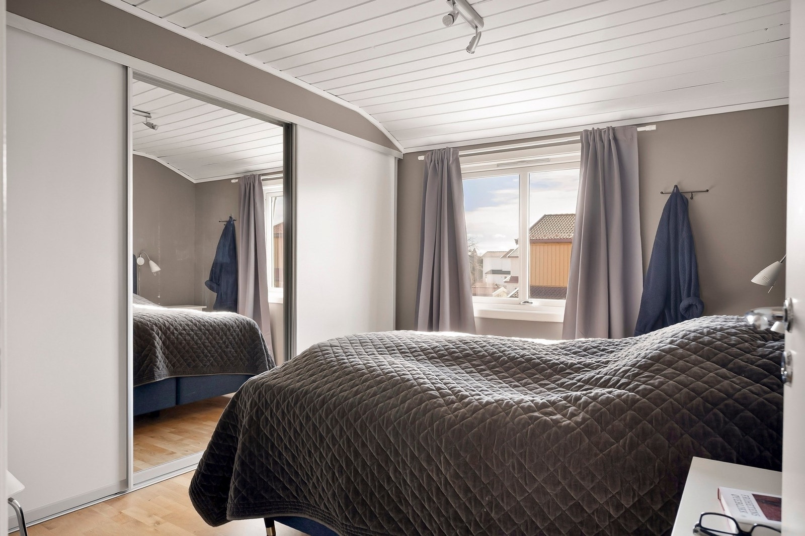 Det er satt inn en skyvedørsgarderobe med god plass til oppbevaring av klær og tilbehør, som medfølger salget. Galleribilde