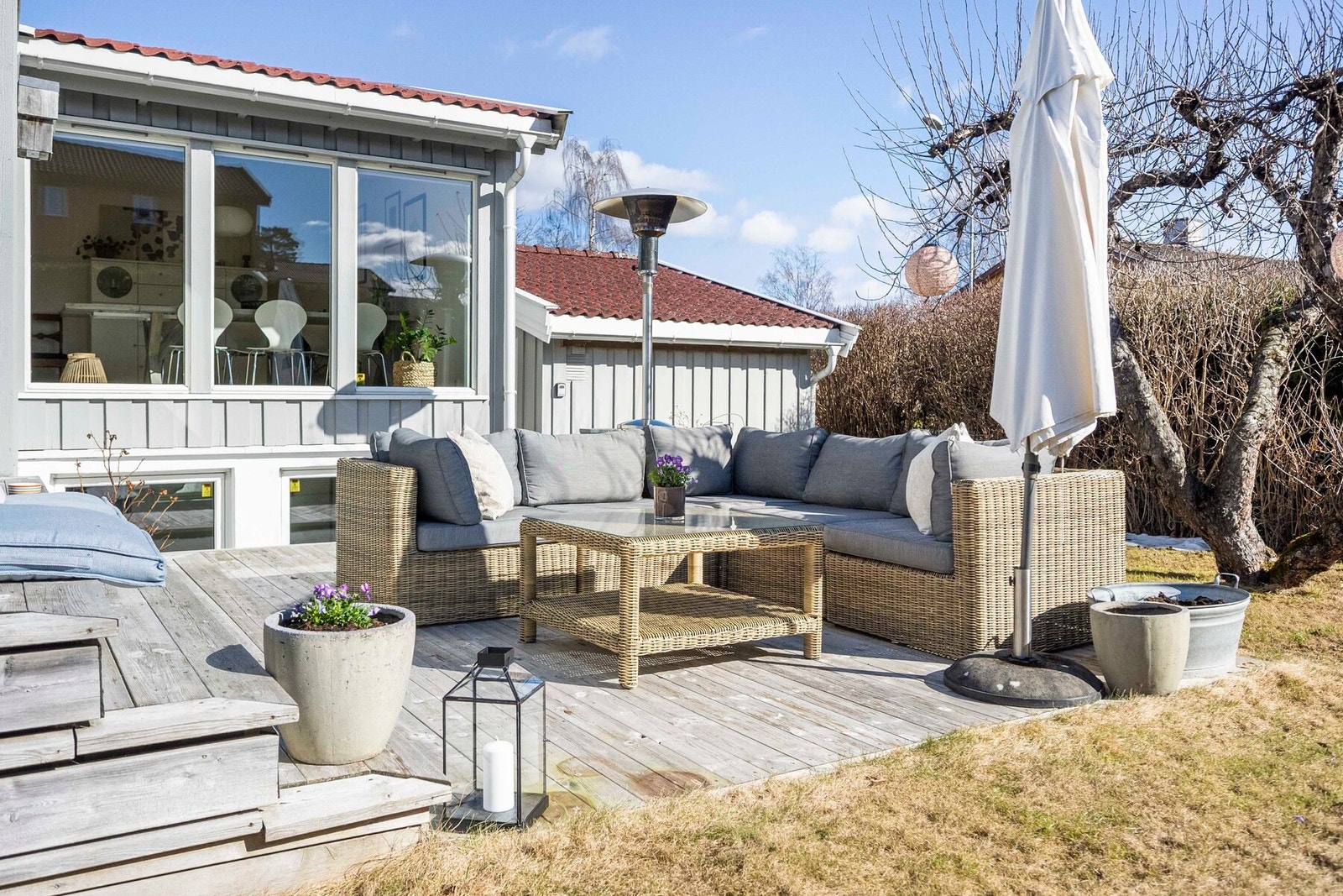 Uteplassen byr på meget gode solforhold med sol fra soloppgang til ca. kl. 21.000 på sommerstid. Galleribilde