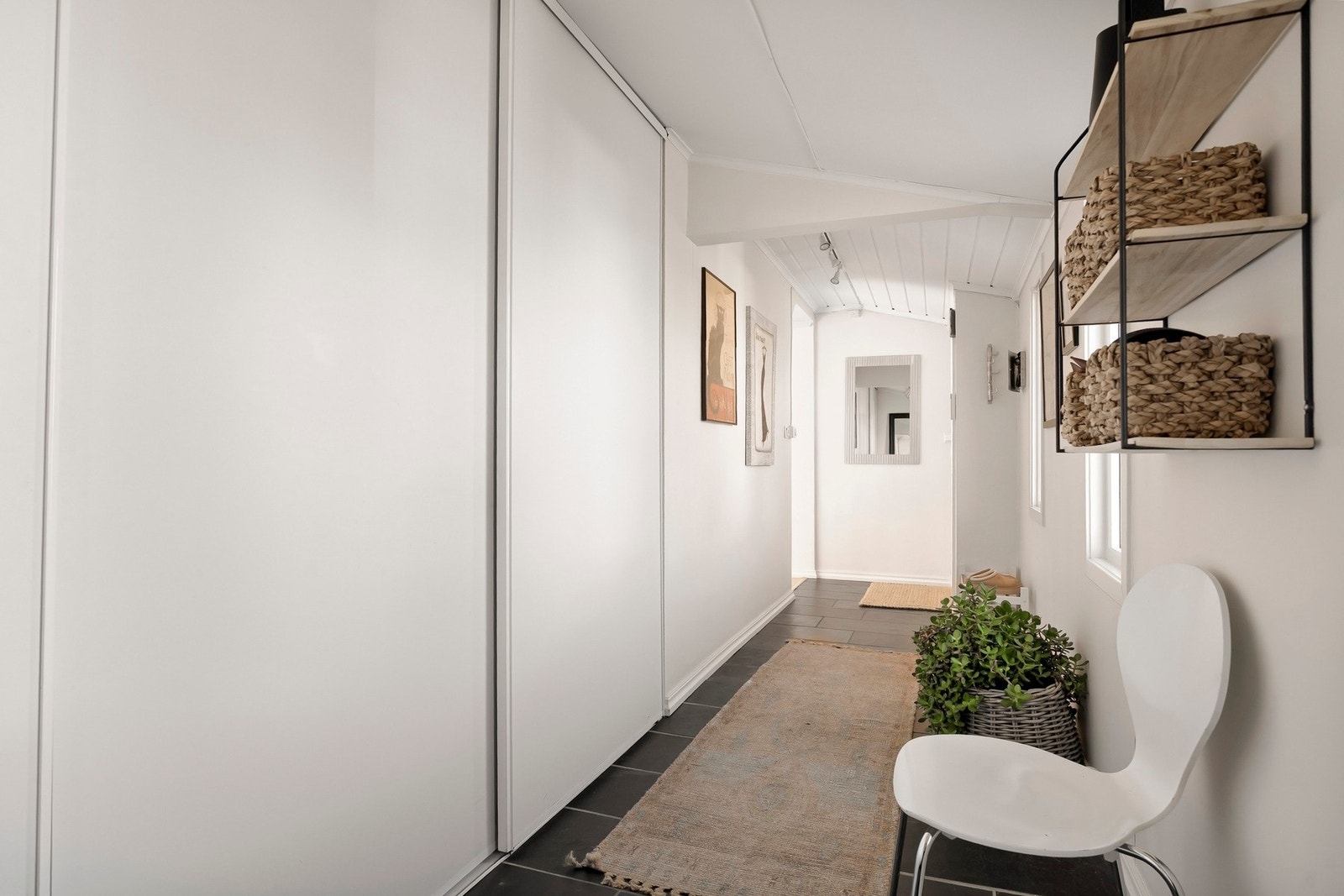 Det er satt inn en skyvedørsgarderobe med god plass til å henge fra seg yttertøyet. Galleribilde