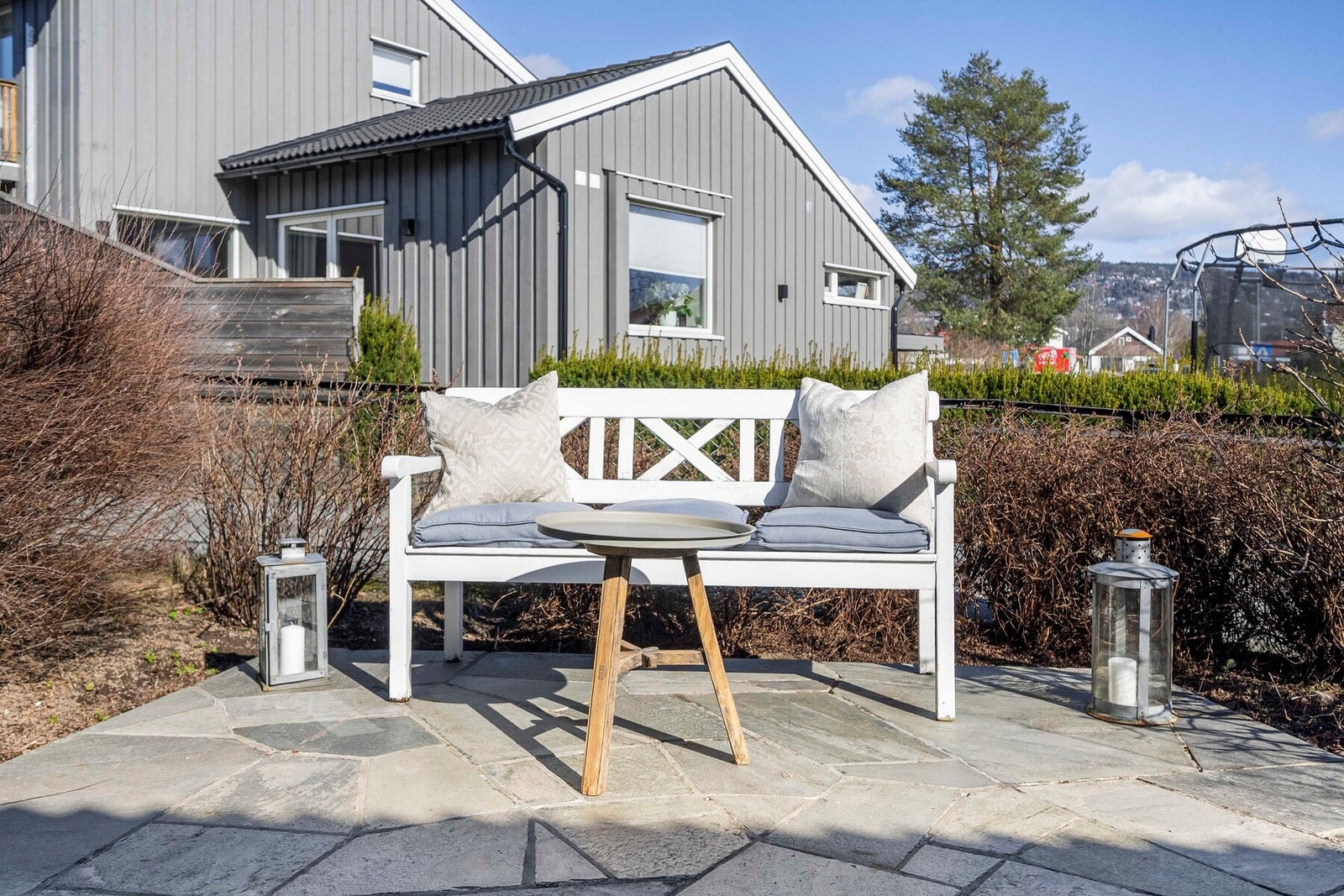 Adkomst gjøres via et pent inngangsparti belagt med naturskifer og har plass til en sittegruppe og dekor. Galleribilde