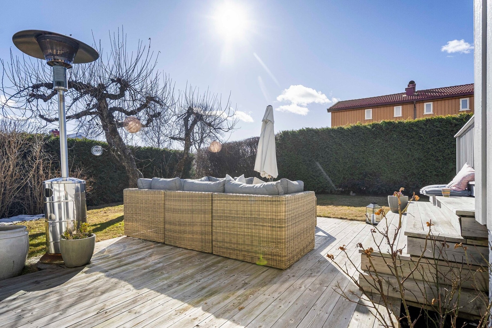 Uteplassen byr på meget gode solforhold med sol fra soloppgang til ca. kl. 21.000 på sommerstid. Galleribilde