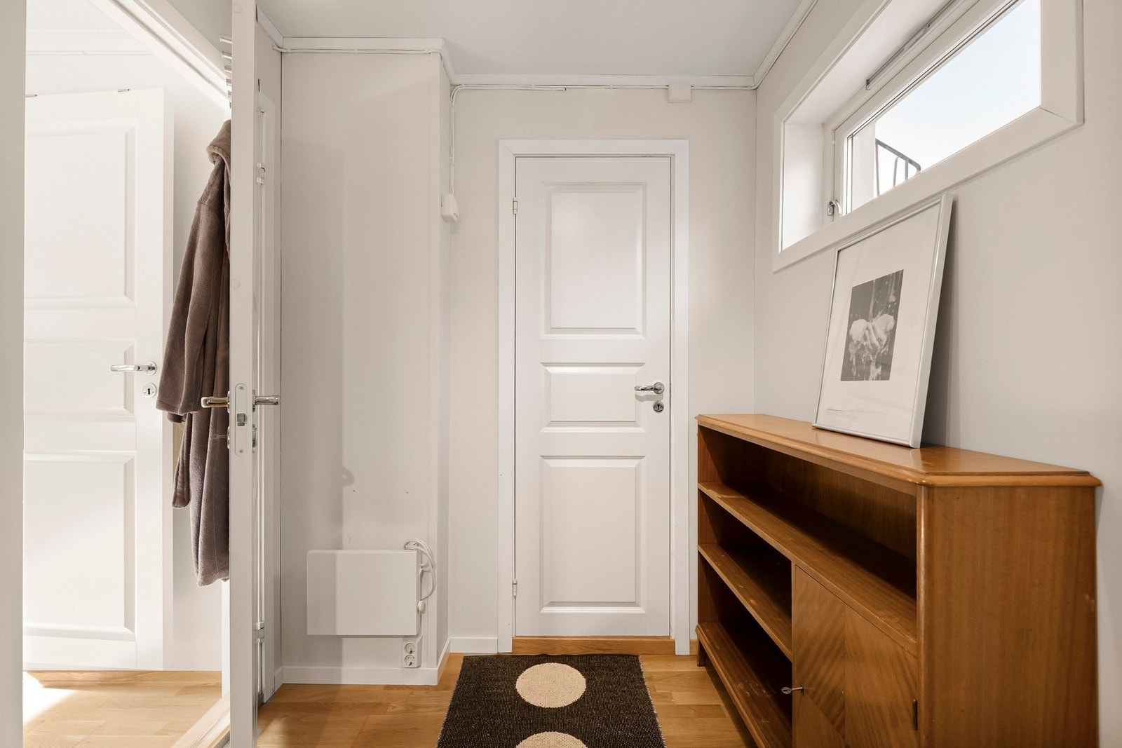 Kjelleretasjen har egen entré og inngangsparti via en steinbelagt trapp. Galleribilde