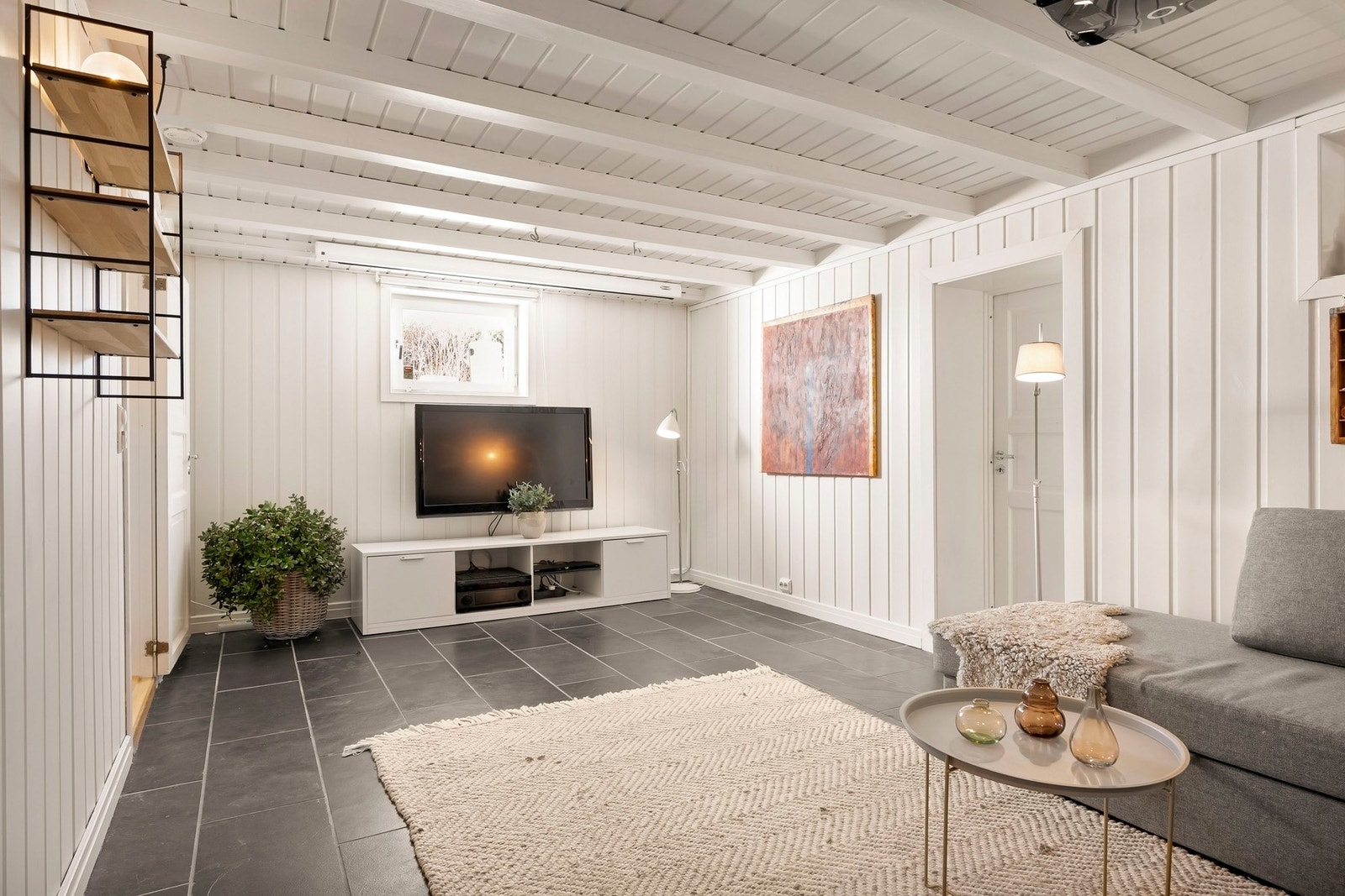 Kjellerstuen har malte vegger og flislagt gulv med gulvvarme. Galleribilde