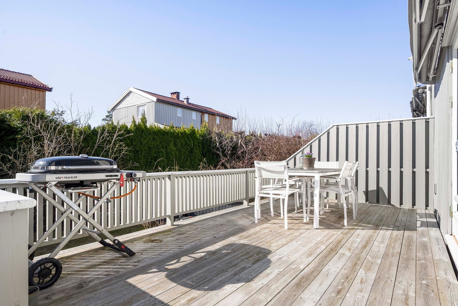 Her har du god plass til ønsket utemøblement, grill og planter. Galleribilde